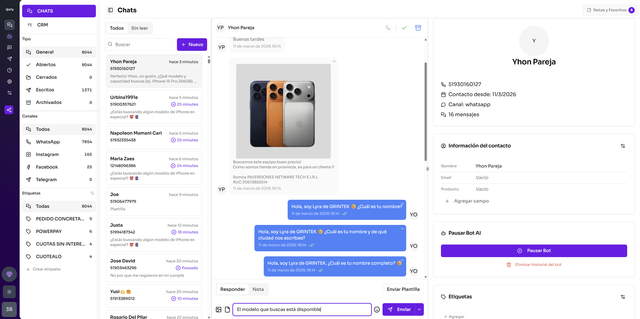 Bandeja de chats con lista de conversaciones, mensajes y panel lateral del contacto